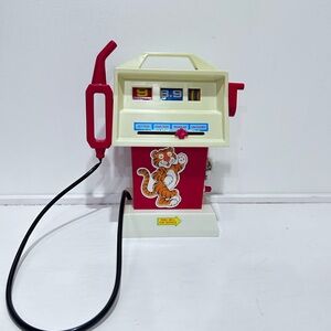 Vintage Illco Toy Wined Up Gas‎ Pump tested and working ( Late 50’s early 60’s)